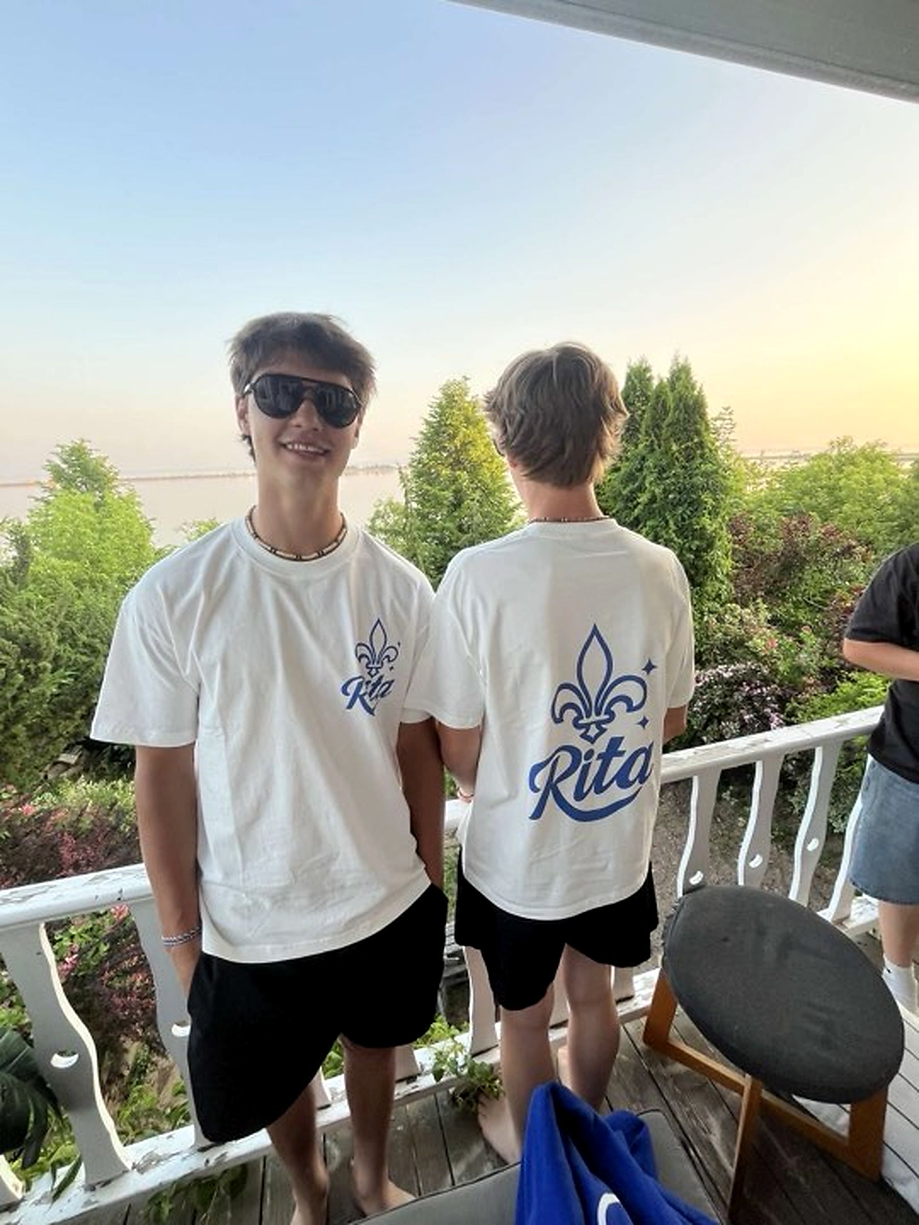 Jeunes portant les t-shirts RITA